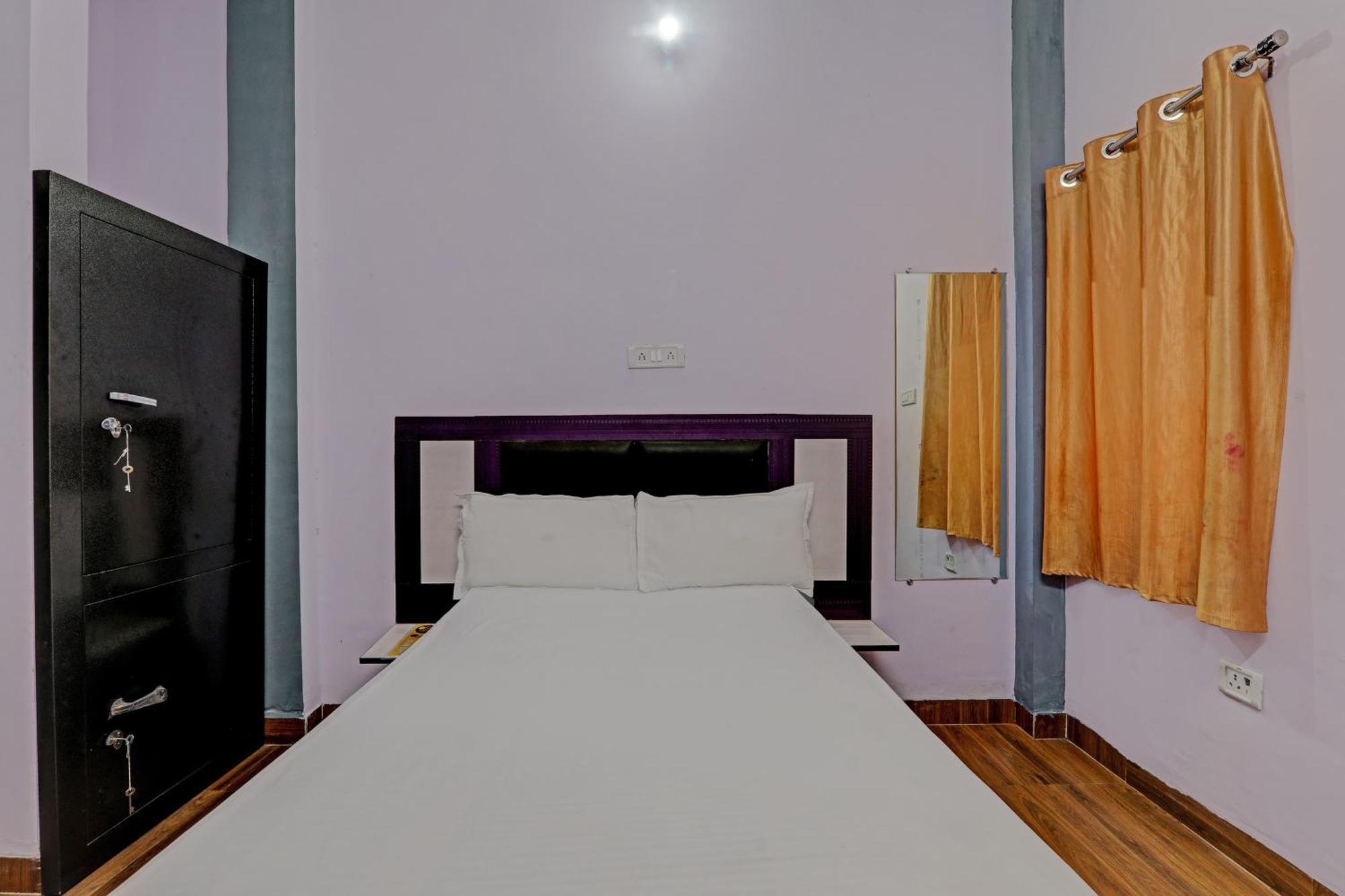 Oyo Hotel Crown Lucknow Esterno foto