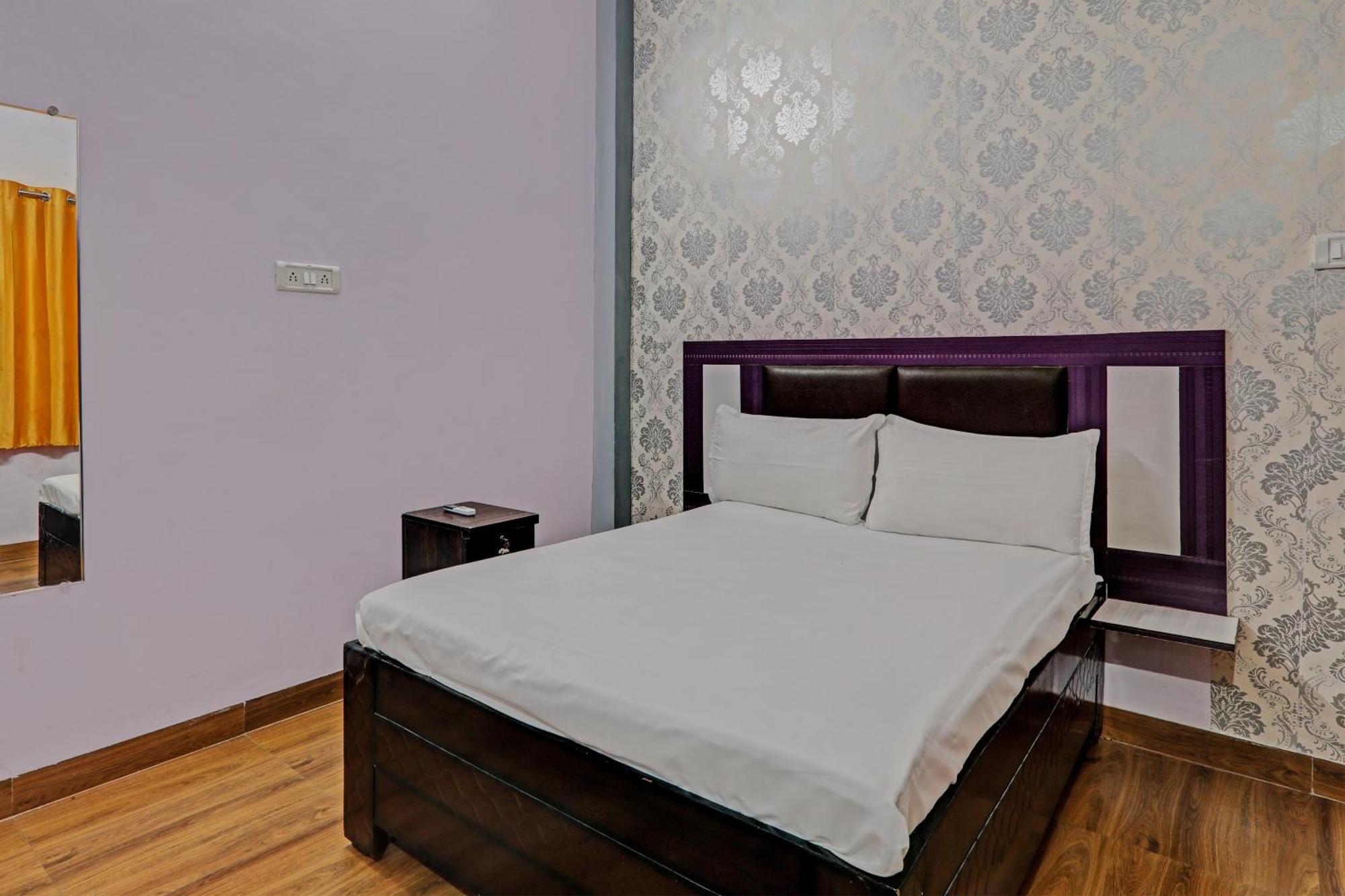 Oyo Hotel Crown Lucknow Esterno foto