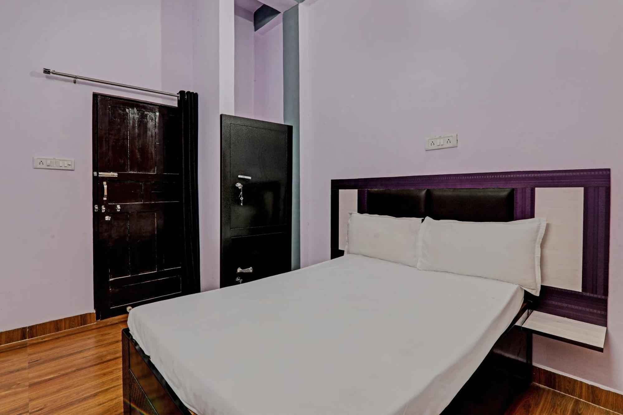 Oyo Hotel Crown Lucknow Esterno foto