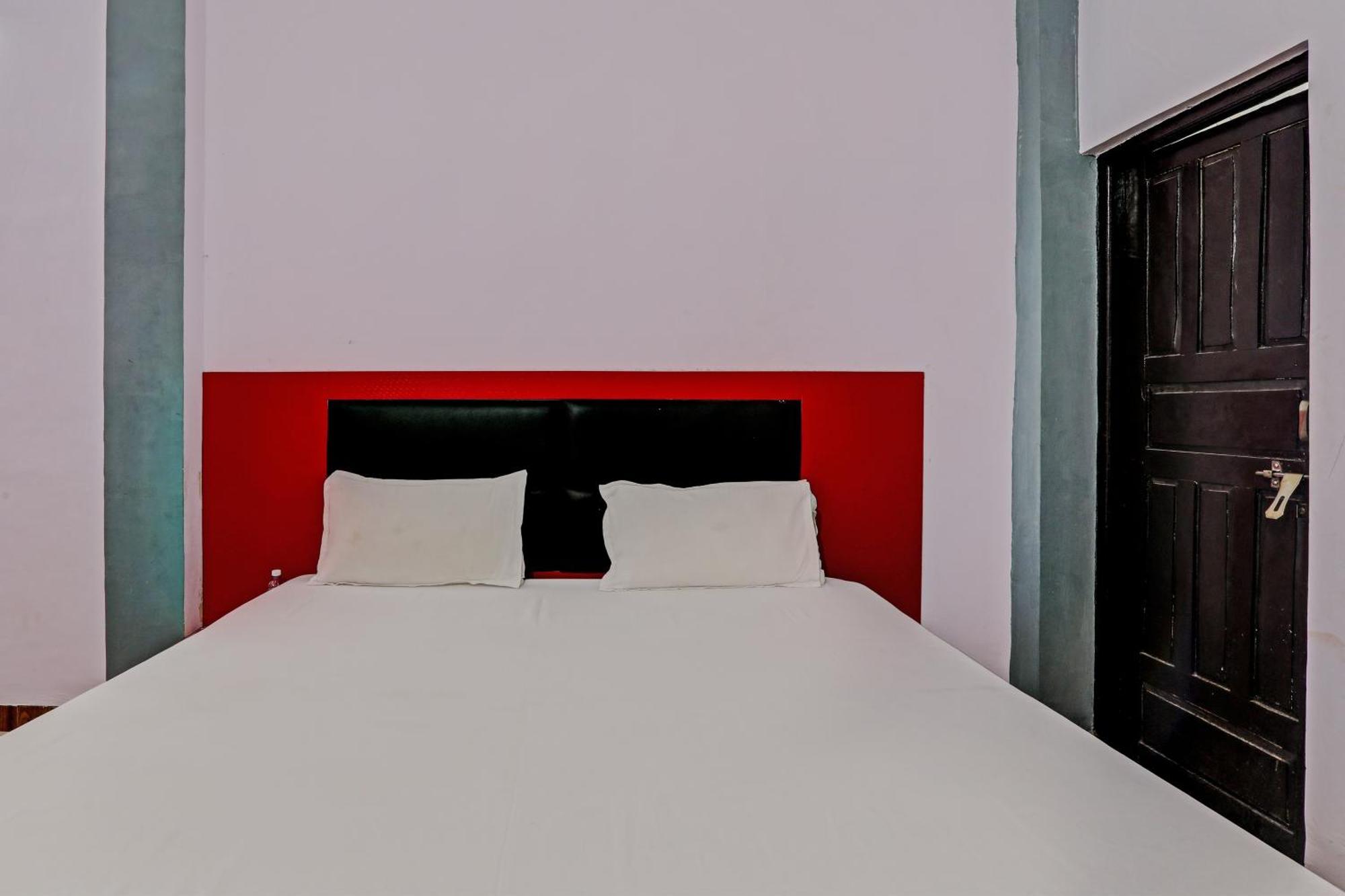 Oyo Hotel Crown Lucknow Esterno foto