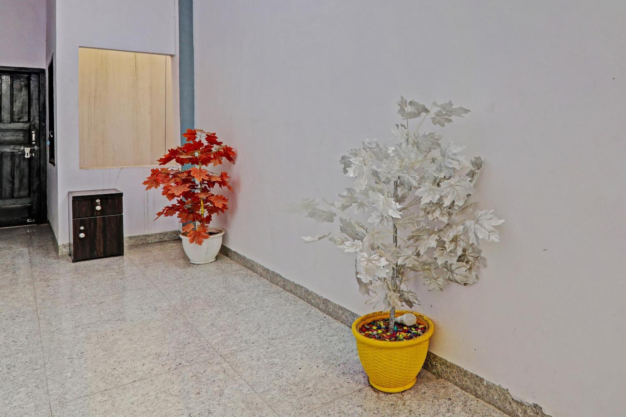 Oyo Hotel Crown Lucknow Esterno foto