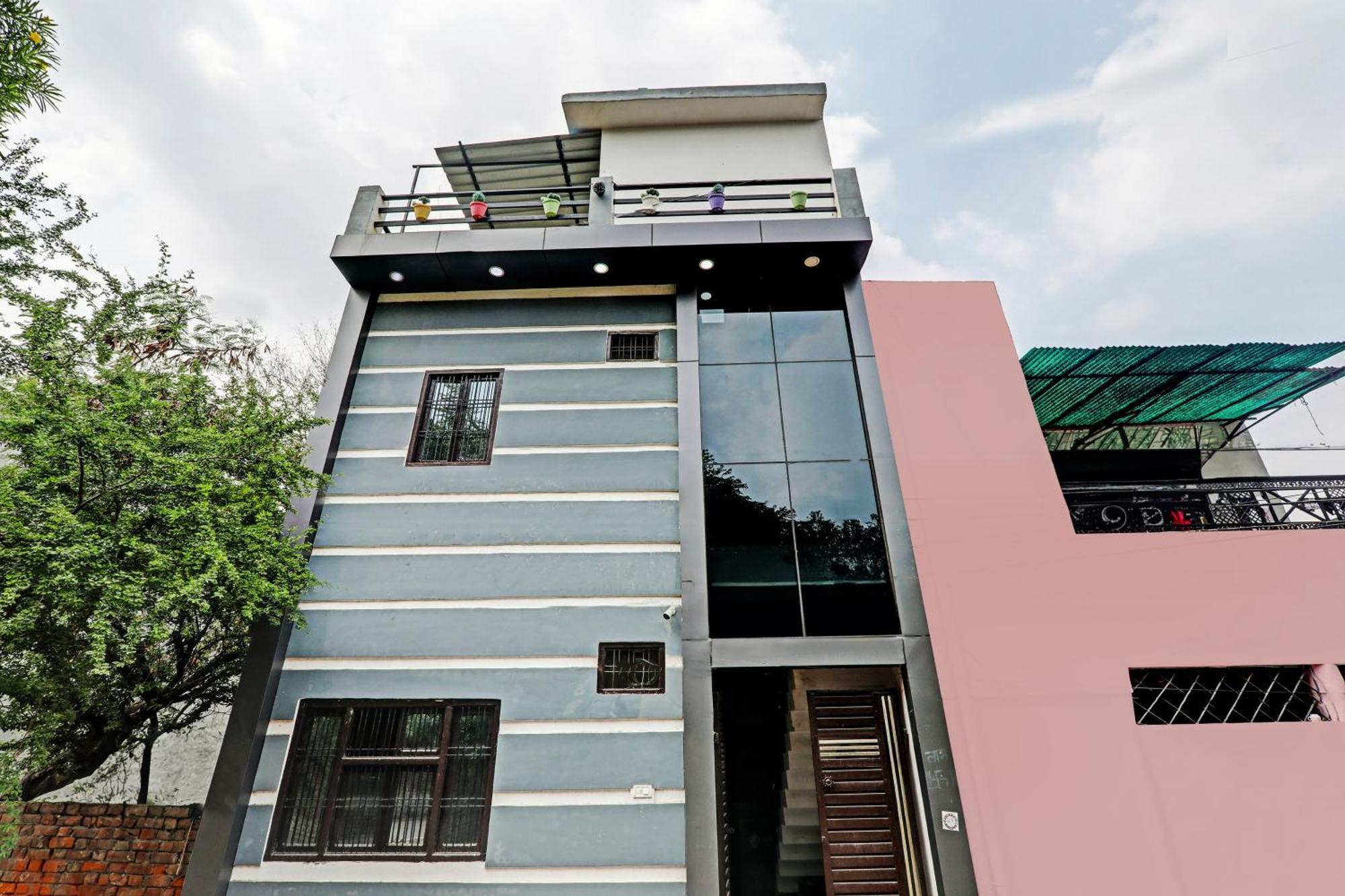Oyo Hotel Crown Lucknow Esterno foto