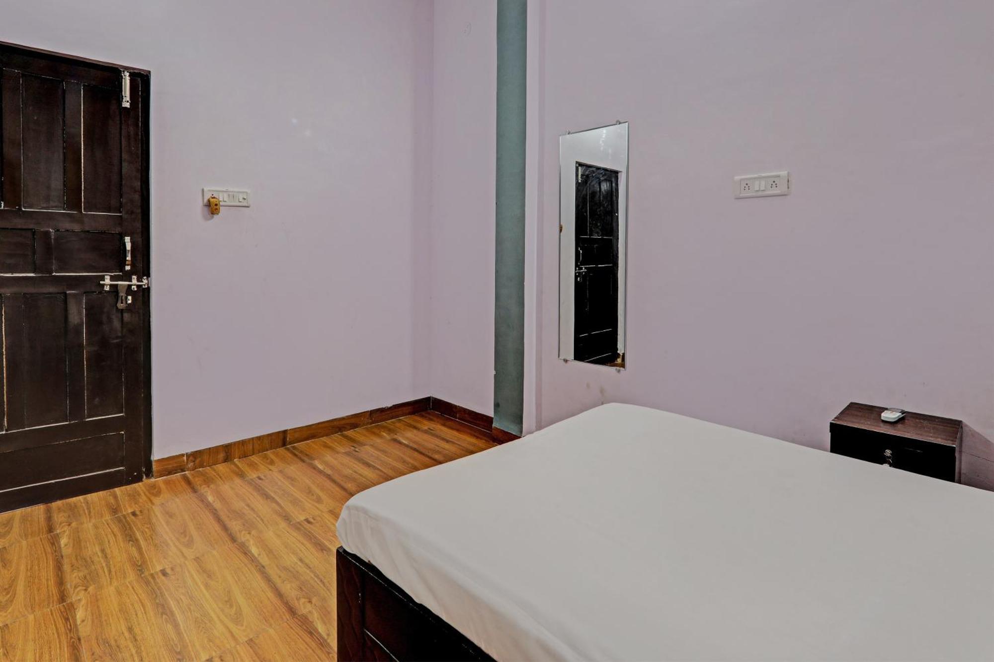 Oyo Hotel Crown Lucknow Esterno foto