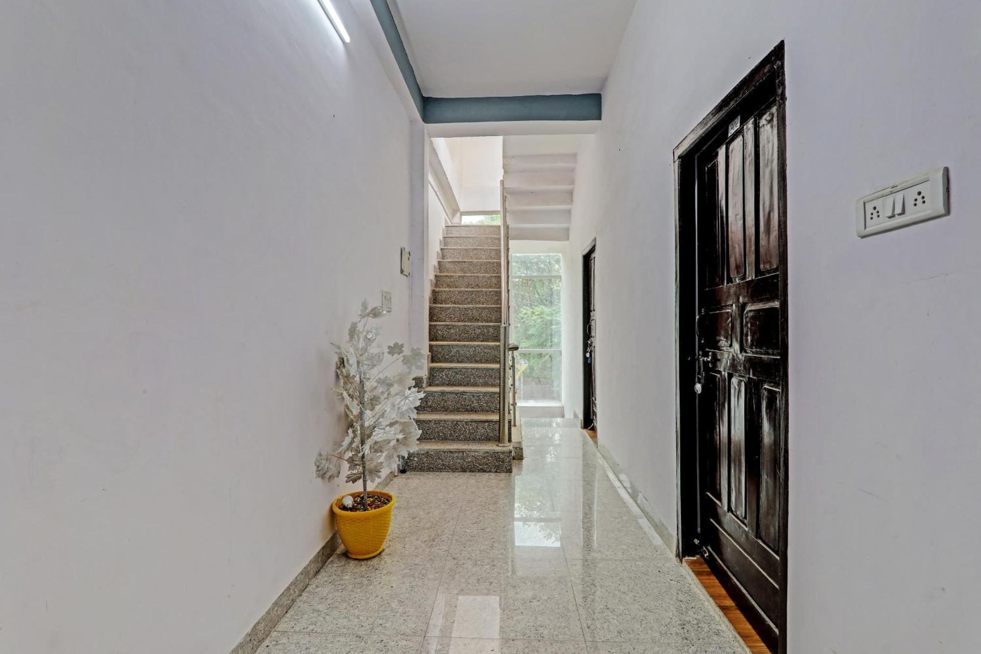 Oyo Hotel Crown Lucknow Esterno foto