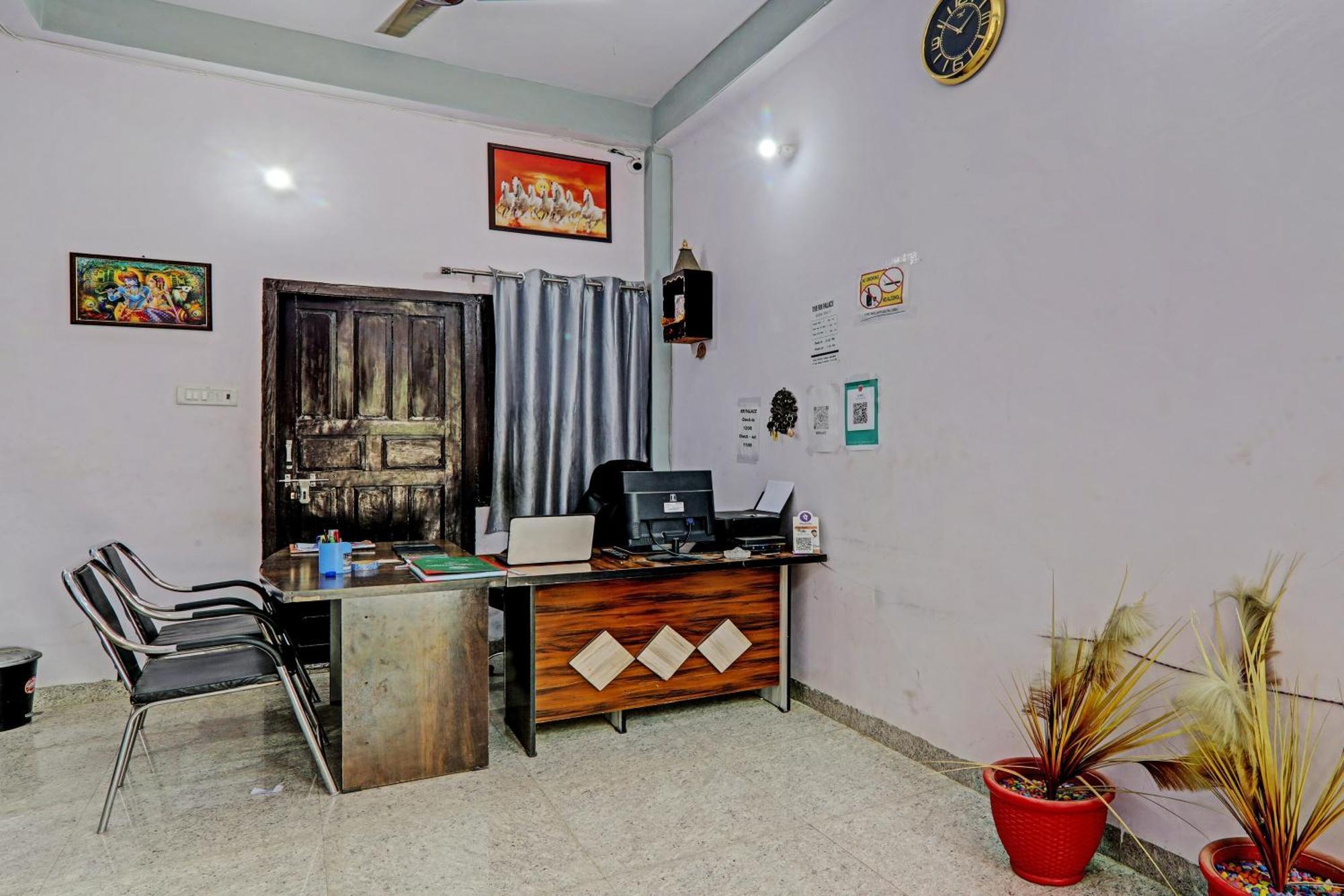 Oyo Hotel Crown Lucknow Esterno foto