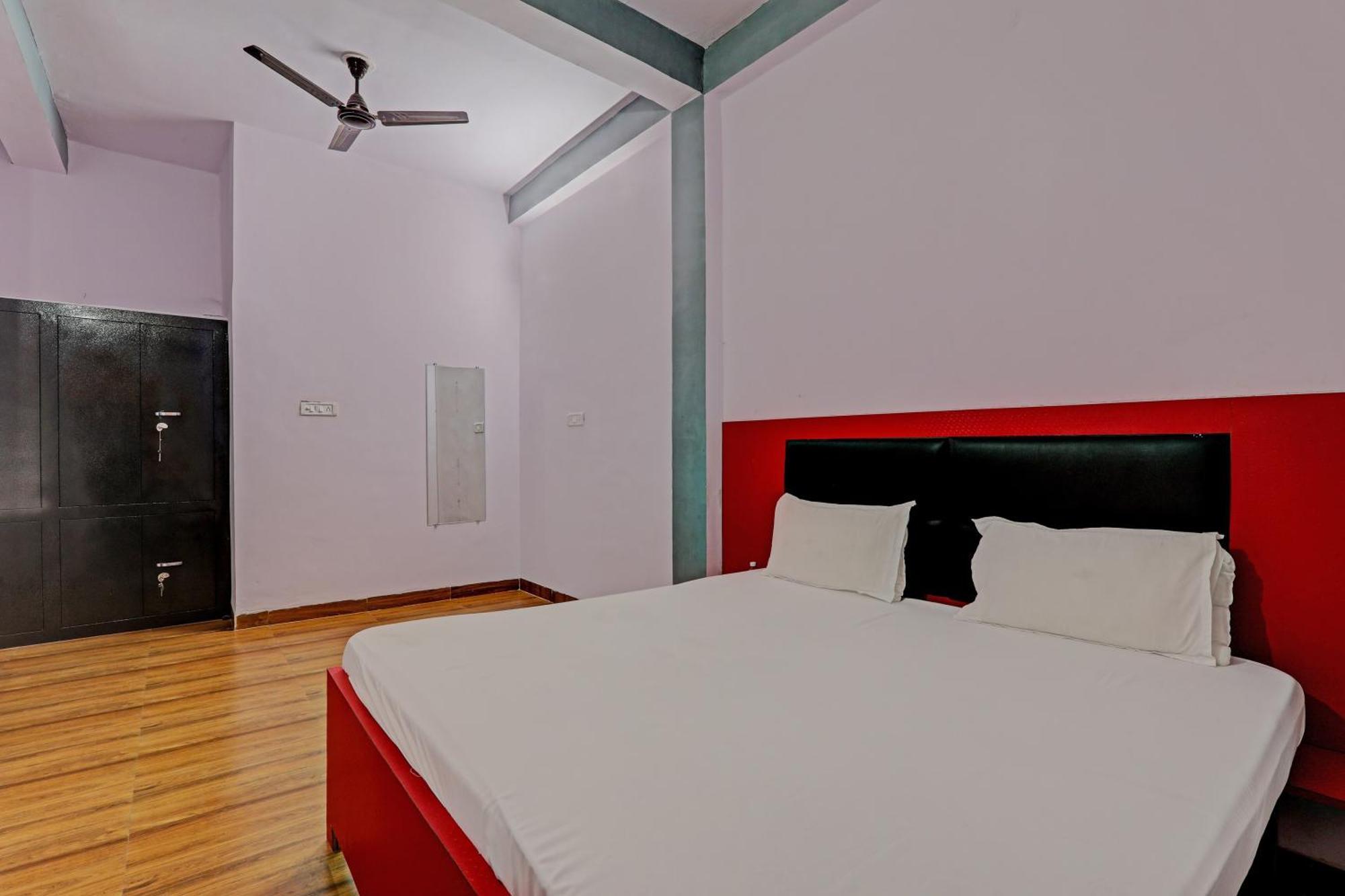 Oyo Hotel Crown Lucknow Esterno foto