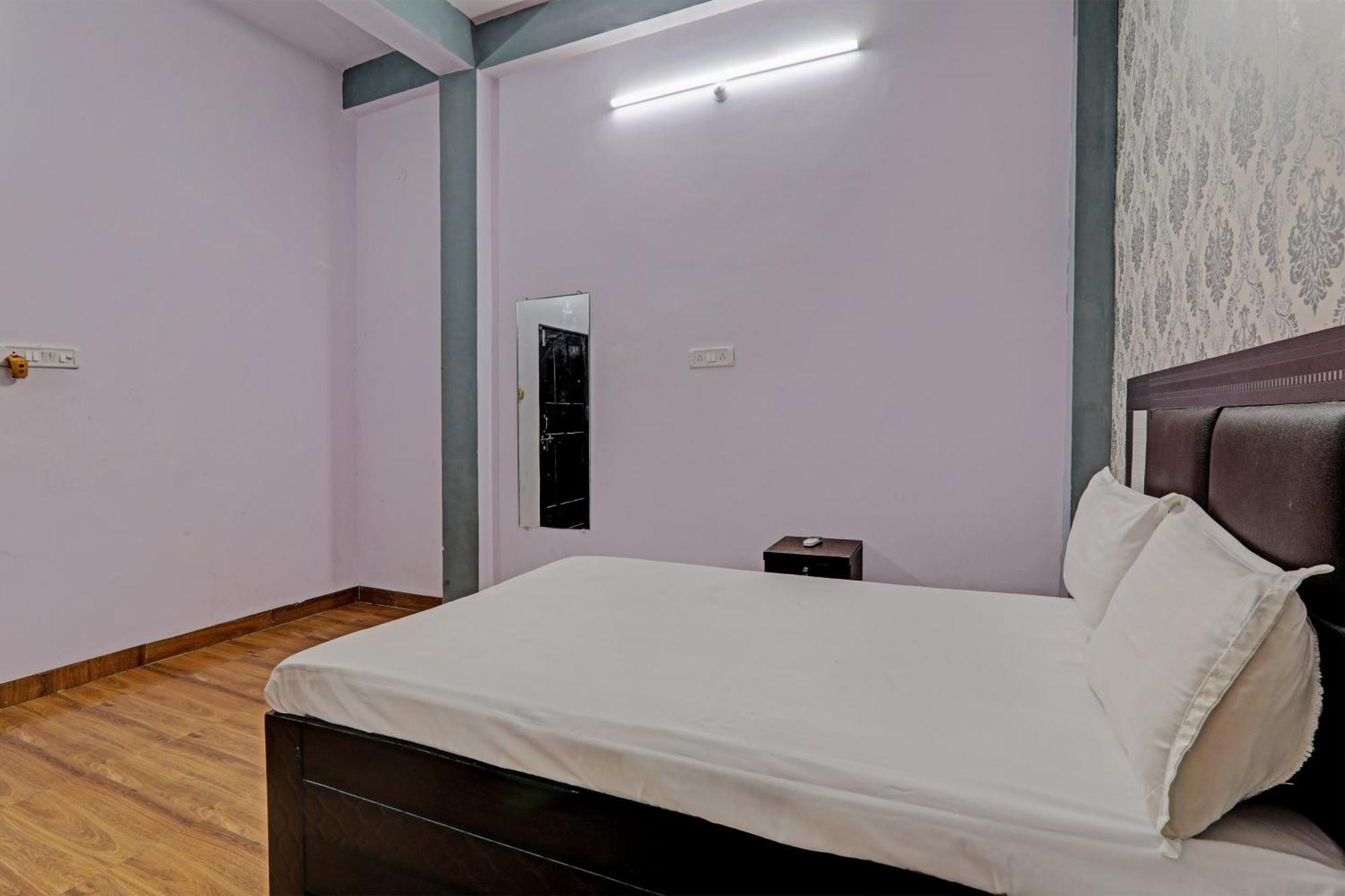 Oyo Hotel Crown Lucknow Esterno foto