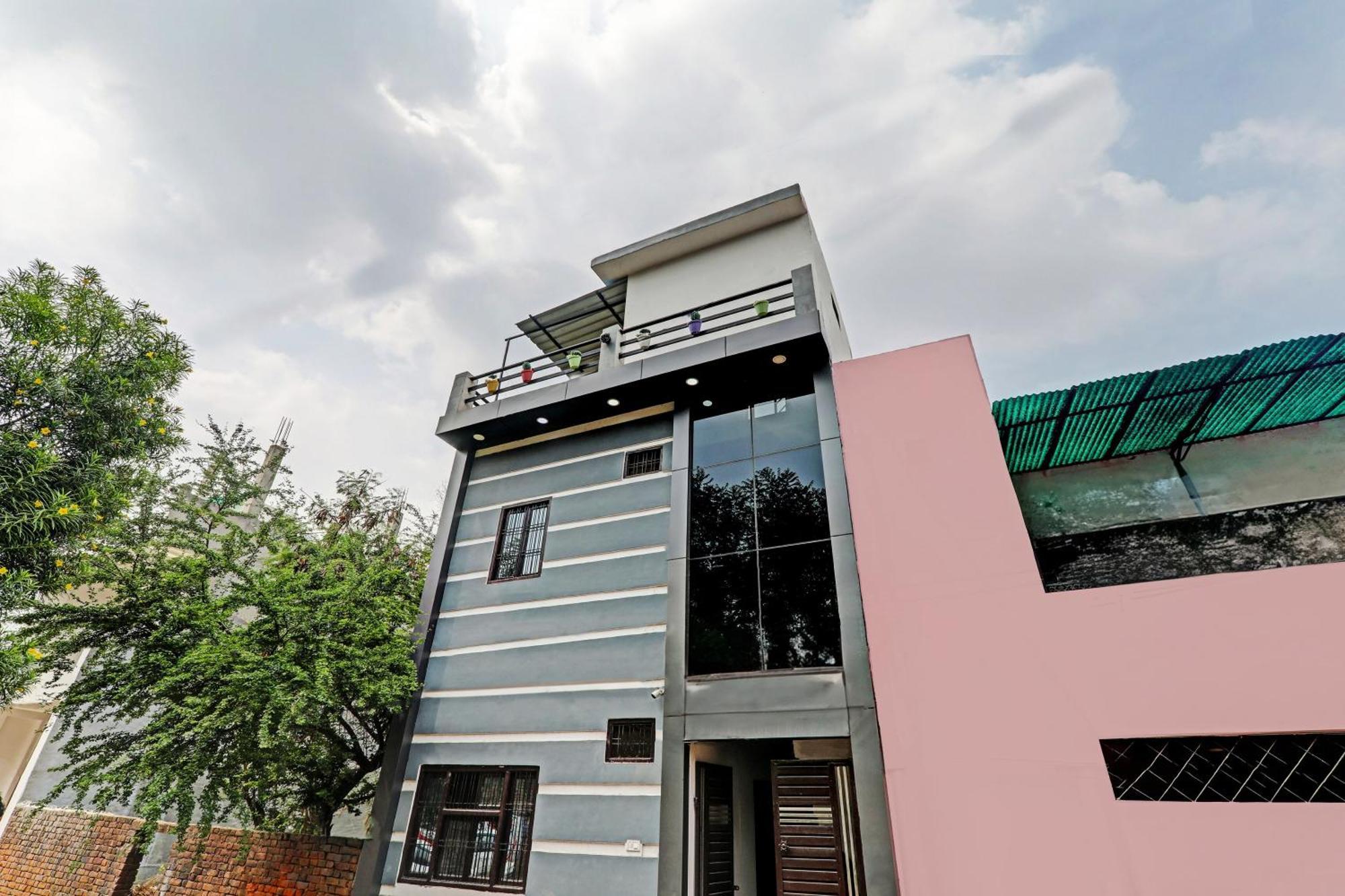 Oyo Hotel Crown Lucknow Esterno foto
