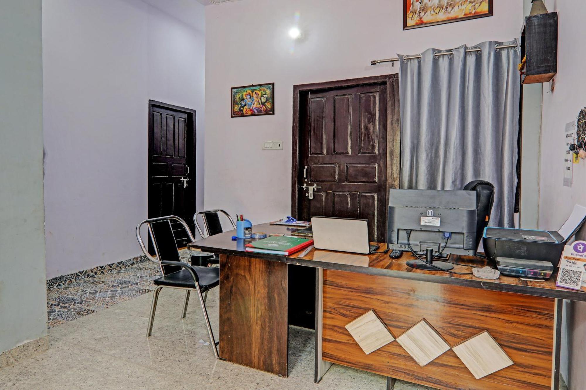 Oyo Hotel Crown Lucknow Esterno foto