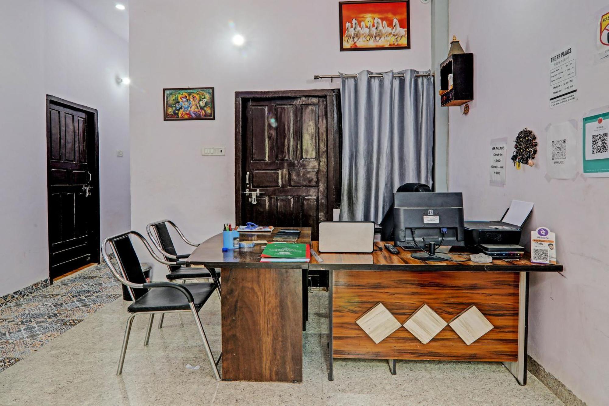 Oyo Hotel Crown Lucknow Esterno foto